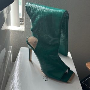 Heel black and emerald green boots